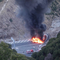 Νταλίκα τυλίχθηκε στις φλόγες στην Εγνατία Οδό έξω από σήραγγα – Δείτε βίντεο και φωτογραφίες