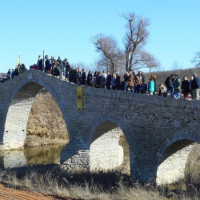 Ο αγιασμός των υδάτων στο πέτρινο γεφύρι του Ανθοχωρίου Βοΐου – Δείτε το βίντεο