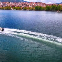 Γαμήλιο… θαλάσσιο σκι στη λίμνη της Καστοριάς! Δείτε το εντυπωσιακό trailer γάμου από την Καστοριά