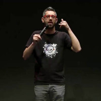 Συνέντευξη με τον ηθοποιό Δημήτρη Χριστοφορίδη για τη stand up comedy παράστασή του «Lower με C» στην Κοζάνη