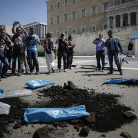 Διαδηλωτές της ΓΕΝΟΠ/ΔΕΗ πέταξαν λιγνίτη έξω από τη Βουλή – Δείτε φωτογραφίες