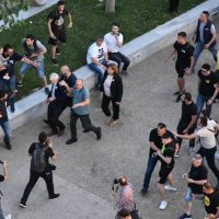 Επιτέθηκαν και χτύπησαν τον Γιάννη Μπουτάρη στην εκδήλωση μνήμης των Ποντίων στη Θεσσαλονίκη – Δείτε τα βίντεο