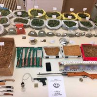 Συνελήφθησαν πατέρας και γιος στην Πτολεμαΐδα για διακίνηση και καλλιέργεια ναρκωτικών, λαθρεμπορία και οπλοκατοχή – Δείτε φωτογραφία από τα κατασχεθέντα