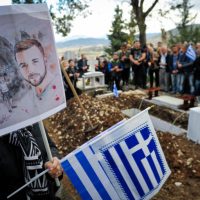 Πλήθος κόσμου στους Βουλιαράτες για την κηδεία του Κατσίφα – Στη γη που αγάπησε αναπαύεται ο Κωνσταντίνος – Δείτε φωτογραφίες