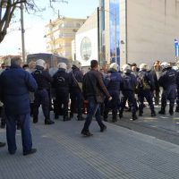 Βίντεο: Επεισόδια και τραυματισμός στην Πτολεμαΐδα κατά τη διαμαρτυρία πολιτών για την επίσκεψη της Όλγας Γεροβασίλη