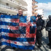 Η αιματοβαμμένη Ελληνική σημαία στην Πτολεμαΐδα που κάνει τον γύρο του διαδικτύου