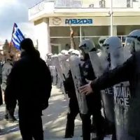 4 τραυματίες αστυνομικοί και ένας διαδηλωτής από τα επεισόδια στην Πτολεμαΐδα – Πάνω από 250 άντρες η δύναμη της Αστυνομίας