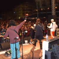 Κατάμεστη η κεντρική πλατεία Κοζάνης στη μεγάλη συναυλία των Locomondo! Δείτε βίντεο και φωτογραφίες