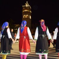 «Άρωμα» Θράκης στην Κοζάνιτικη Αποκριά 2019 – Δείτε βίντεο και φωτογραφίες από τα χορευτικά στην κεντρική πλατεία