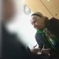 Οργή με τα βίντεο της σύλληψης της 90χρονης που πουλούσε μάλλινες παντόφλες στη λαϊκή αγορά