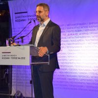 Η ομιλία του Λευτέρη Ιωαννίδη που δεν ολοκληρώθηκε λόγω βροχής: «Θα επιλέξει η Κοζάνη να εμπιστευτεί τις τύχες της σε αυτούς που θεωρούν τον Δήμο ιδιοκτησία τους; Όχι, η Κοζάνη θα πάει μπροστά»