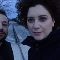 Η πρώτη επίσημη κυκλοφορία του Μάκη Καβούκα με τίτλο «Παράξενες λιακάδες» και συνοδοιπόρο του την Κωνσταντίνα Τεντόγλου