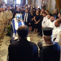 Ανατριχιαστικό αντίο των ΟΥΚ πάνω από τον τάφο του νεκρού βατραχανθρώπου που σκοτώθηκε σε τροχαίο ατύχημα