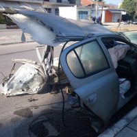 Εικόνες – ΣΟΚ από τρομακτικό τροχαίο στη Θεσσαλονίκη – Το ένα αυτοκίνητο κόπηκε στη μέση