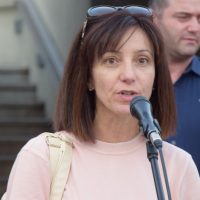 Έντονη αντίδραση της Ν. Τουμπουλίδου για την «προσχηματική» έγκριση της Μ.Π.Ε. 196 φωτοβολταϊκών πάρκων σε Κοζάνη και Σέρβια