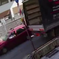 Βίντεο: Σφοδρή παράσυρση γυναίκας από ΙΧ στη Θεσσαλονίκη