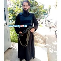 Ιερέας – Αστυνομικός φυλάει σκοπιά με… όπλο και αλεξίσφαιρο γιλέκο