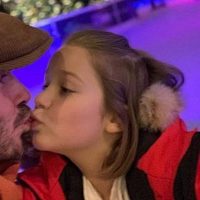 Όταν οι γονείς φιλούν στο στόμα τα παιδιά τους: Τι λένε οι ψυχολόγοι;