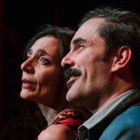 Στην υγειά της Σεραφίνας Ντέλλε Ρόζε! Της Ελένης Δεληβοριά με αφορμή τη θεατρική παράσταση του ΔΗΠΕΘΕ Κοζάνης «Τριαντάφυλλο στο στήθος»