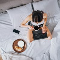 Φοιτήτρια από την Πτολεμαΐδα βρήκε κρυφή κάμερα στο υπνοδωμάτιο του Airbnb που νοίκιαζε στη Θεσσαλονίκη – Τι ισχυρίζεται ο ιδιοκτήτης