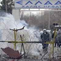 Βίντεο: Έκρυθμη η κατάσταση στον Έβρο – Χιλιάδες μετανάστες «πολιορκούν» τα σύνορα – Ενισχύονται οι δυνάμεις