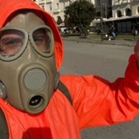 Θεσσαλονίκη: Φόρεσε στολή βιολογικού πολέμου και βγήκε για καφέ στην παραλία! Δείτε το βίντεο