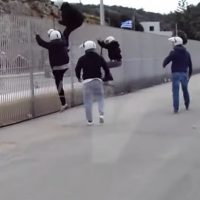 Βίντεο: ΜΑΤ σε ρόλο χούλιγκανς στο λιμάνι Μεστών Χίου – Θύμιζαν τραμπούκους παρά επαγγελματίες αστυνομικούς
