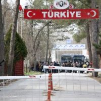 Αστυνομία και Στρατός “σφραγίζουν” τα σύνορα – Με λεωφορεία μεταφέρουν οι Τούρκοι τους μετανάστες – Δείτε ζωντανή εικόνα από τα σύνορα