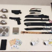 Συνελήφθη 31χρονος στην Πτολεμαΐδα για διακίνηση ναρκωτικών – Κατασχέθηκαν όπλα, μαχαίρια και πάνω από ένα κιλό κάνναβης