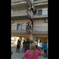 Βίντεο σοκ από φλεγόμενη πολυκατοικία στον Εύοσμο: Πηδούσαν από τα μπαλκόνια προκειμένου να σωθούν