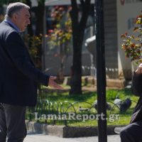 Λαμία: Ο Δήμαρχος βγήκε να “μαζέψει” τους ηλικιωμένους από την πλατεία – Δείτε το βίντεο