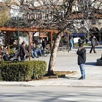 Το θέατρο του παραλόγου στα Τρίκαλα: Οι νέοι κλείστηκαν στο σπίτι και οι ηλικιωμένοι λιάζονται στα παγκάκια