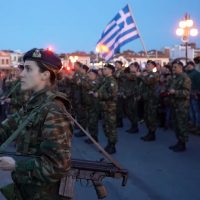 Η διμοιρίτισσα που προκαλεί δέος στη Λέσβο με τα παραγγέλματα της – Δείτε το βίντεο
