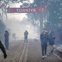 Νέα επεισόδια με πετροπόλεμο και δακρυγόνα στον Έβρο – Βίντεο: Επιχειρεί στις Καστανιές η υδροφόρα «Αίαντας»