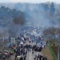 Δύσκολη νύχτα στον Έβρο με χιλιάδες μετανάστες στα σύνορα – Στεφανής: «9.600 προσπάθειες παραβίασης των συνόρων σε ένα βράδυ»