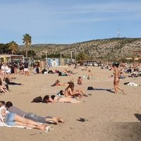 Έκλεισαν τα καφέ και οι Αθηναίοι πήγαν παραλία! Δείτε βίντεο