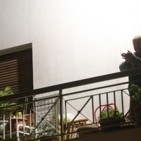 Συγκλονιστικές στιγμές: Οι Έλληνες βγήκαν στα μπαλκόνια τους και χειροκρότησαν γιατρούς και νοσηλευτές