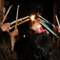 “Μπλόκο” στις πρωτοβουλίες διάφορων δήμων για κατ’ οίκον παράδοση του Αγίου Φωτός