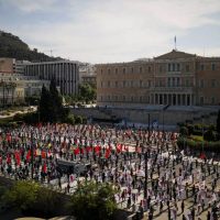 Εντυπωσιακές εικόνες του ΠΑΜΕ στο Σύνταγμα για την Πρωτομαγιά – Με… μάσκες, χρωματιστά σημάδια και αποστάσεις – Δείτε το βίντεο
