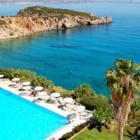 Πώς θα επαναλειτουργήσουν τα ξενοδοχεία – Μέτρα για εργαζόμενους, αποστάσεις και υγιεινή