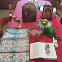 Νέοι γονείς με τα παιδιά τους προσκαλούν  τον παπά στο σπίτι τους, στην κατ’ οίκον Εκκλησία – Του παπαδάσκαλου Κωνσταντίνου Ι. Κώστα