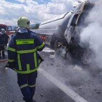 Βυτιοφόρο δίπλωσε στην Ε.Ο. Αθήνας – Θεσσαλονίκης στο ύψος του Βαρικού Πιερίας – Έπεσε σε στηθαίο και τυλίχθηκε στις φλόγες – Νεκρός ο οδηγός