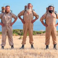 Βίντεο: Τρεις παραγωγοί ρακής στην Κρήτη σώζουν τον κόσμο από τον νέο ιό! Οι Raki-Busters επί το έργον…