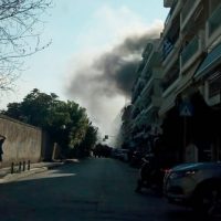 Βίντεο: Φωτιά στον αύλειο χώρο καφετέριας στην Πτολεμαΐδα