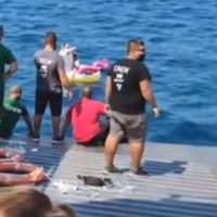 Βίντεο: Διάσωση 3χρονου παιδιού από φέρυ μποτ στο Αντίρριο – Παρασύρθηκε με το φουσκωτό του
