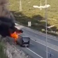 Ιόνια Οδός: Κάηκε ολοσχερώς λεωφορείο που εκτελούσε το δρομολόγιο Ιωάννινα – Αθήνα