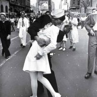 Το διάσημο φιλί της 14ης Αυγούστου του 1945 – Της Ελένης Δεληβοριά