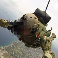 Τίμησαν τον αδικοχαμένο αλεξιπτωτιστή ο διοικητής, οι συνάδελφοι και αδερφός του – Δείτε φωτογραφίες