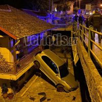 Αυτοκίνητο προσγειώθηκε σε αυλή σπιτιού στη Βέροια – Δείτε φωτογραφίες