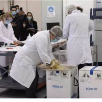 Στην Αθήνα οι 9.750 δόσεις του εμβολίου για τον κορονοϊό – Πως θα βλέπετε αν είστε σε ευπαθή ομάδα και θα κλείνετε ραντεβού